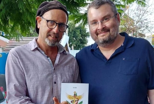 גיל קופטש עם משתתף באירוע מחייכים למצלמה