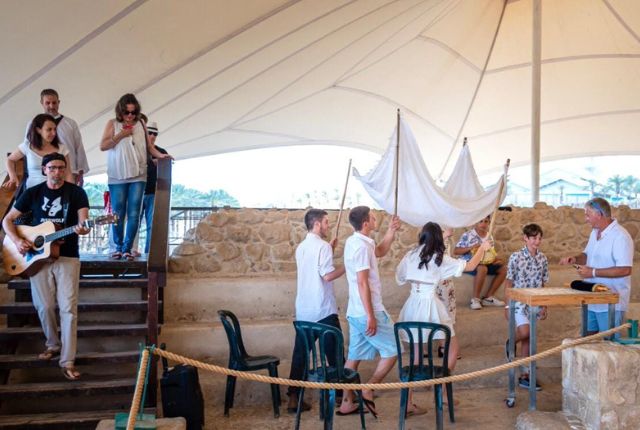 משפחה ונגנים בטקס בר מצווה באוהל בטבע